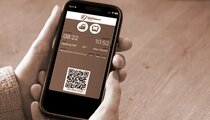 Persoon houdt een smartphone vast met het digitale Guest Mobility Ticket, QR-code en reisinformatie voor het openbaar vervoer in het Salzburger Land. | © salzburger-verkehr.at