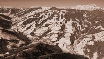 Panoramisch uitzicht op het besneeuwde berglandschap rond Viehhofen, met skipistes, beboste hellingen en de dalbodem in de winter. | © viehhofen.at, Der Fotoigel