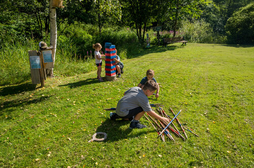 Children playing at a play station in Viehhofen, enjoying Jenga and Mikado on a meadow surrounded by green nature. | © viehhofen.at, Der Fotoigel