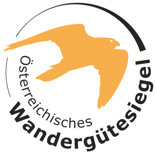 Logo des Österreichischen Wandergütesiegels mit orangefarbener Vogel-Silhouette und schwarzem Schriftzug. | © wanderguetesiegel.at