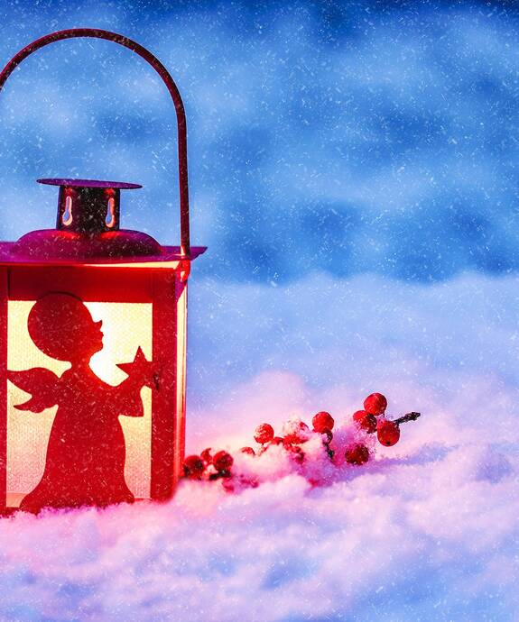 lantern with an angel in the snow | © Viehhofen.at