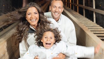Familie gaat samen van de glijbaan