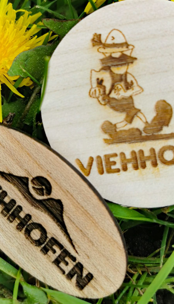 Wooden hiking pin as a reward for your summit victories | © viehhofen.at