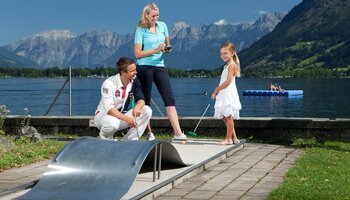 Familie aan het golfen | © Zell am See