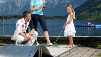 Familie aan het golfen | © Zell am See
