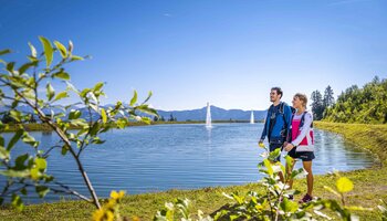 Paar wandelen op de Schmittenhöhe bij de opslagvijver | © Schmittenhöhebahn AG | Max Steinbauer
