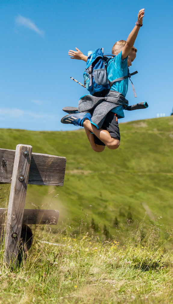 Leap of joy of a child | © Schmittenhöhebahn AG | Rohal