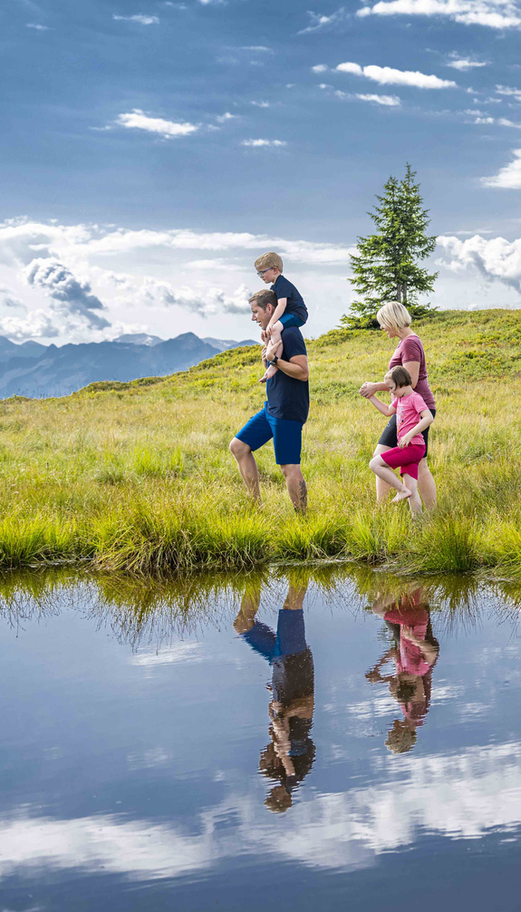 Family walking on the Schmitten | © Schmittenhöhebahn AG | Max Steinbauer