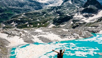 Vrouw kijkt naar de Weisssee | © Ferienregion Nationalpark Hohe Tauern