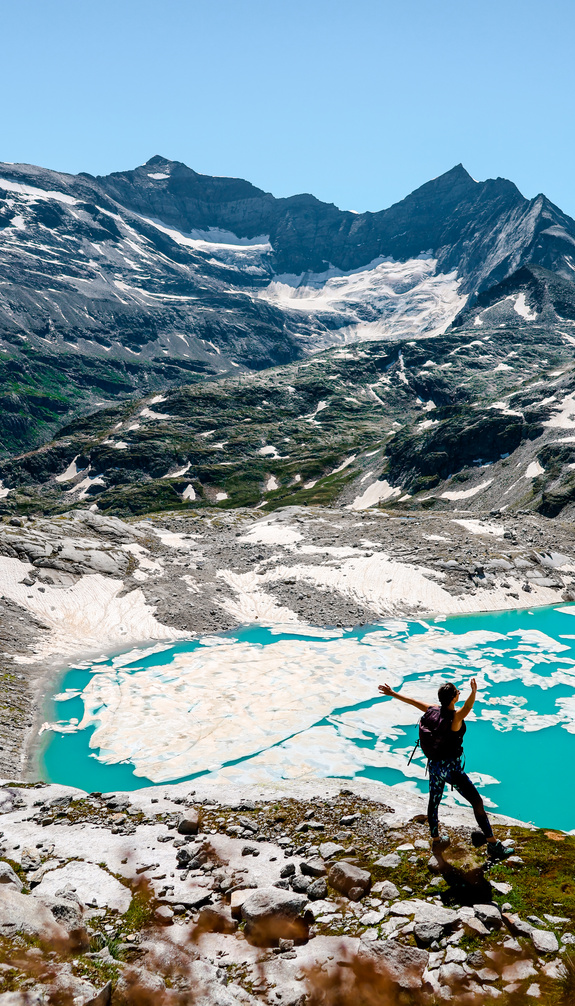 Woman looking at the Weisssee | © Ferienregion Nationalpark Hohe Tauern