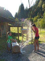 Family playing with water at a rest area | © viehhofen.at