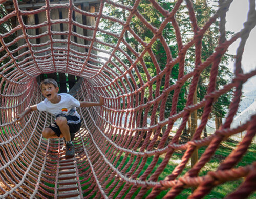 Kind spielt auf dem Montelinos Erlebnisweg | © saalbach.com