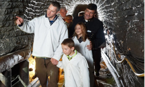 Family visits the Hallein Salt Worlds | © salzwelten.at