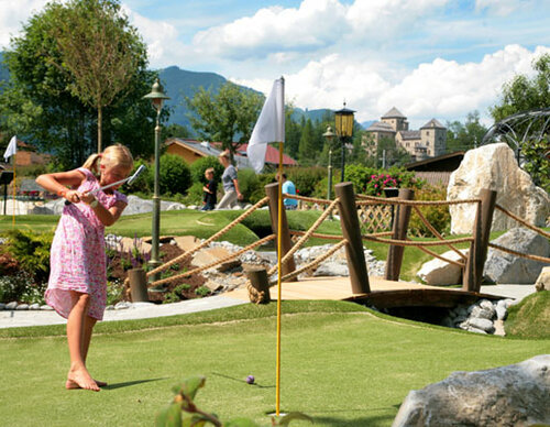 Child golfing at the Woferlgut adventure golf course | © Abenteuergolf Woferlgut