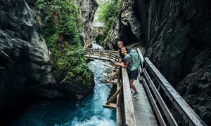 Couple standing at the Sigmund Thun Gorge | © Zell am See-Kaprun Tourismus GmbH