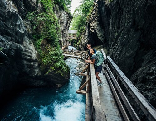 Couple standing at the Sigmund Thun Gorge | © Zell am See-Kaprun Tourismus GmbH