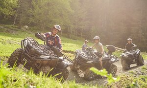 Family on the quad through the Glemmy Offroadpark in Viehhofen | © Glemmy Offroadpark