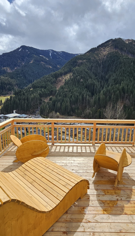 Uitzichtplatform in Viehhofen met ligstoelen en uitzicht op de bergen en het dorp. | © viehhofen.at