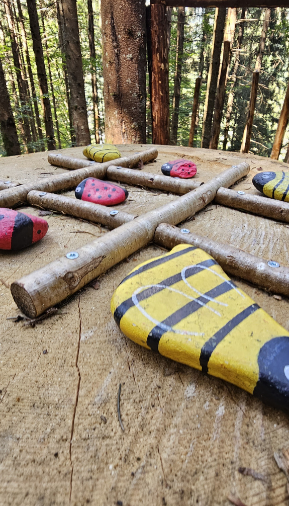 XXL-speelstation op het kinderwandelpad met TicTacToe en molen | © viehhofen.at