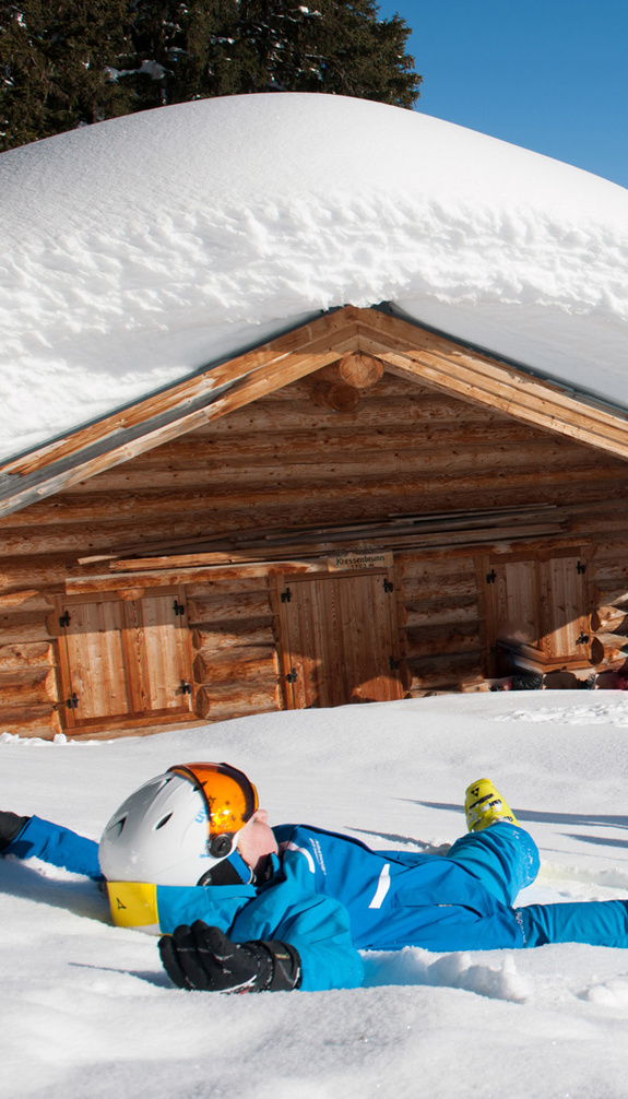 Group lies in the snow | © viehhofen.at