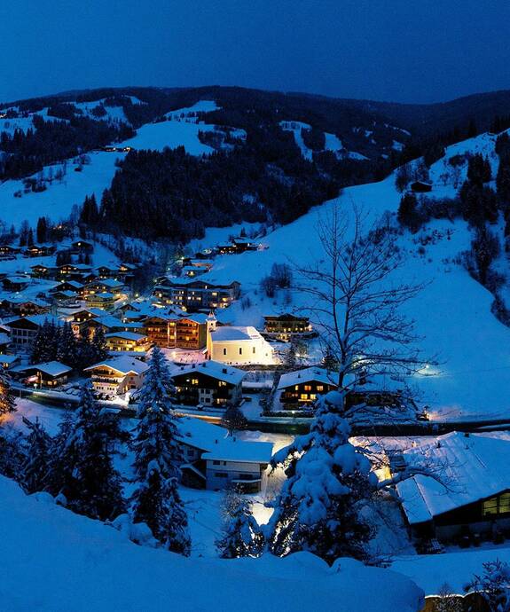 Ortsaufnahme von Viehhofen im Winter bei Nacht | © viehhofen.at