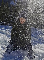 Kind spielt mit dem Schnee | © viehhofen.at, Michaela Groder