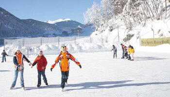 Children at the Open-air ice rink in Viehhofen | © viehhofen.at