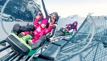 Family at the Alpine rollercoaster in summer in Kaprun | © Kitzsteinhorn