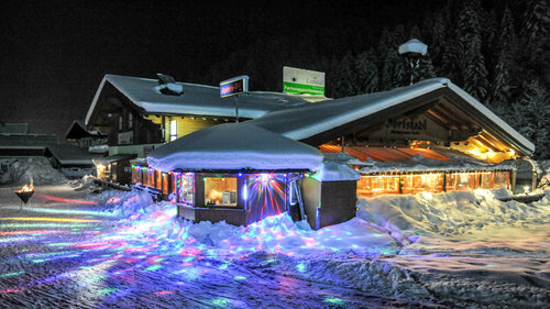 Restaurant Dorfstadl neben der Talstation des zellamseeXpress, am Ender der Viehhofener Abfahrt Nr. 168 | © Restaurant Dorfstadl